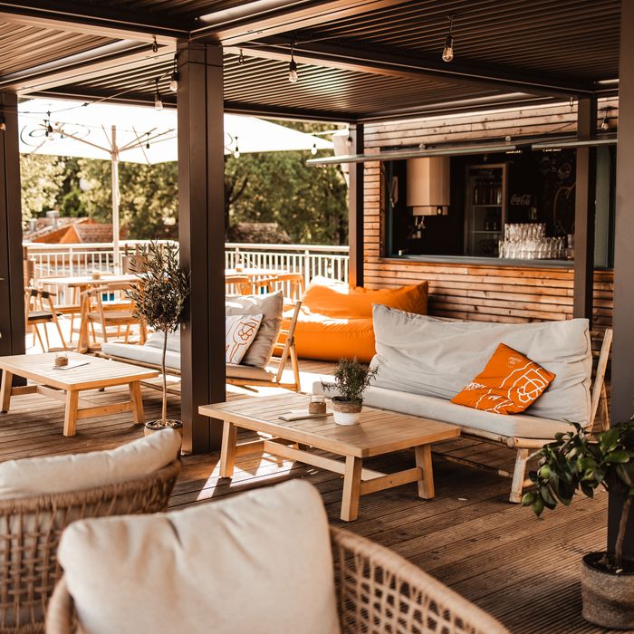 Überdachte Lounge im Strandgold am Weichelsee