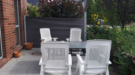 Großzügige überdachte Terrasse zur Ferienwohnung Martens