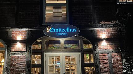 Eingangsbereich des Schnitzelhus bei Nacht