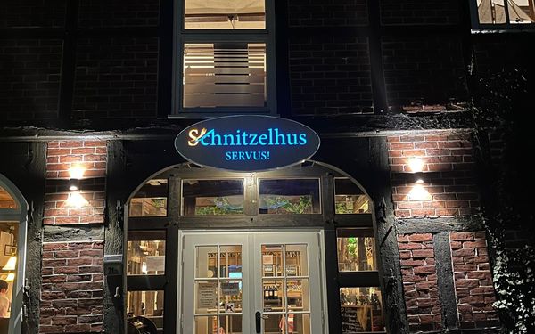 Eingangsbereich des Schnitzelhus bei Nacht
