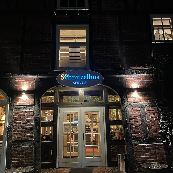 Eingangsbereich des Schnitzelhus bei Nacht