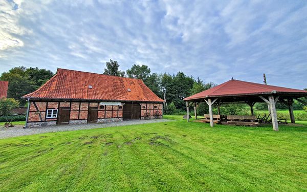 Heimathaus Plönjeshausen mit überdachten Bänken