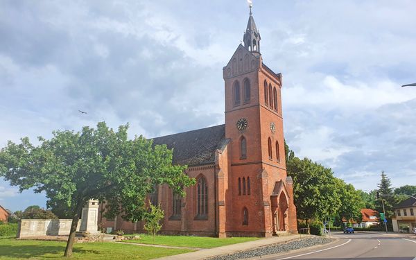 Außenansicht der Heilig-Kreuz-Kirche in Bevern