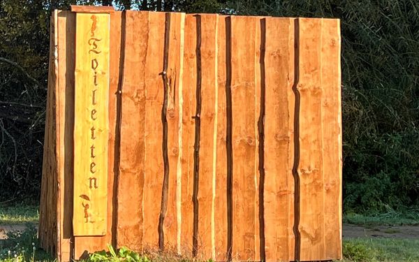 Ein hübsch verkleidetes Toilettenhäuschen AM großen Visselsee