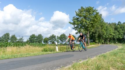 Zwei Rennradfahrer mit Tempo