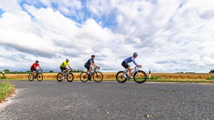 Radtour unter imposantem Wolkenhimmel