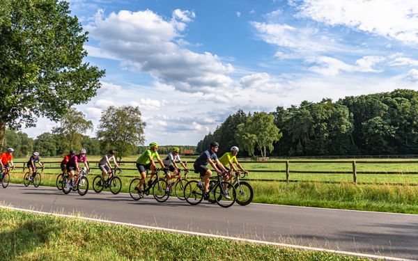 Genuss der Landschaft während der Rennradtour in der Gruppe