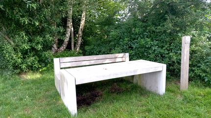 Der Rastplatz am Ziegeleikanal lädt zur Wanderpause am NP Eichholz und Franzhorn ein