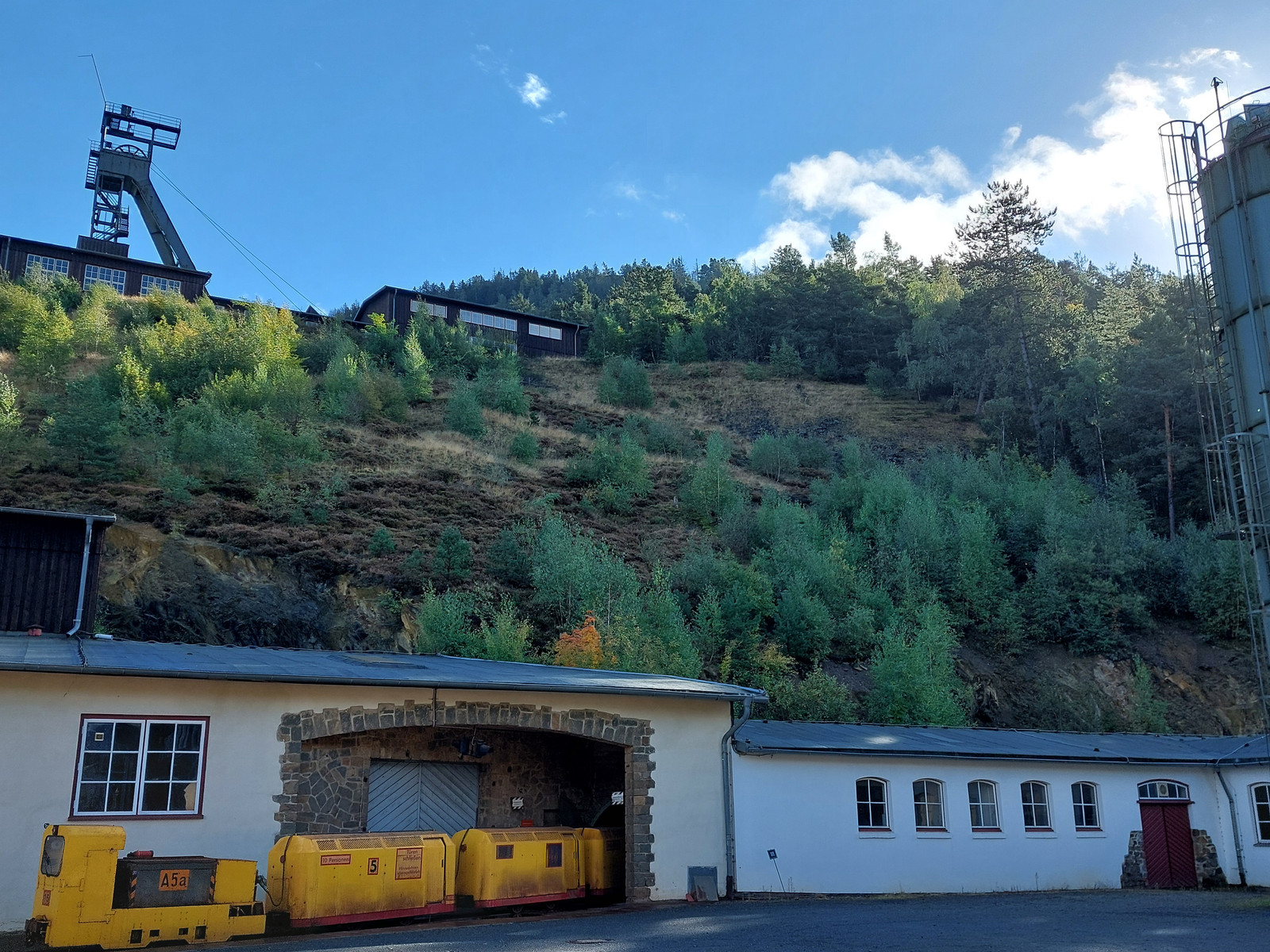 Mit der Grubenbahn nach unter Tage am Weltkulturerbe Rammelsberg in GoslarTake the mine railway underground at the Rammelsberg World Heritage Site in GoslarNeem de ondergrondse mijnspoorweg in het werelderfgoed Rammelsberg in GoslarTag minetoget under jorden på verdensarvsområdet Rammelsberg i Goslar
