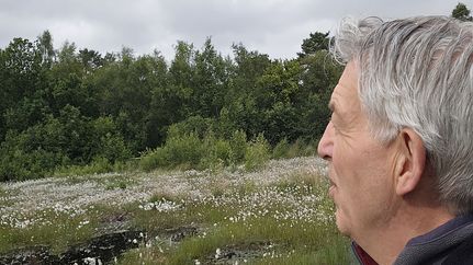 Gästeführer Uwe Köhler am Moorerlebnispfad