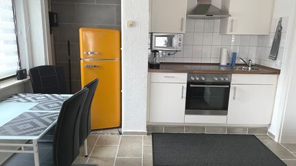Küchenzeile und Esstisch der Ferienwohnung am Schützenholz