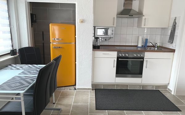 Küchenzeile und Esstisch der Ferienwohnung am Schützenholz