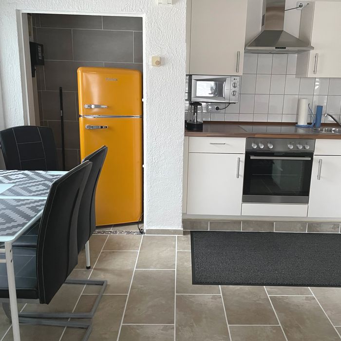 Küchenzeile und Esstisch der Ferienwohnung am Schützenholz