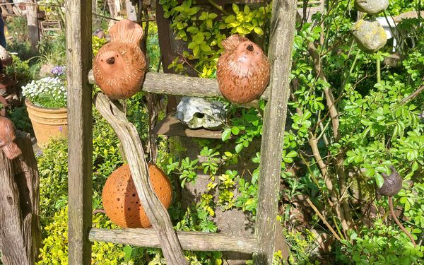 Deko-Vögel im Atelier hinterm Gartenzaun
