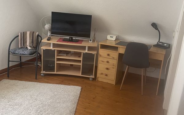 Fernseher und Arbeitsplatz im Einzelzimmer