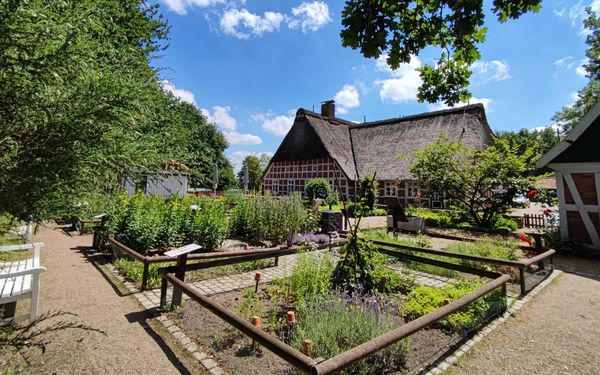 Apothekergarten- und Bauerngarten neben dem Haus am See