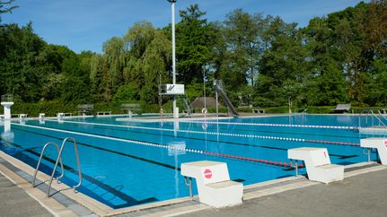 Blick auf die Schwimmbecken im Waldbad Königshof