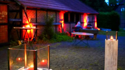 Romantische Beleuchtung im Biergarten