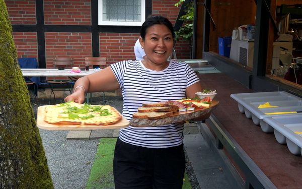 Leckere Biergartenspezialitäten flott serviert