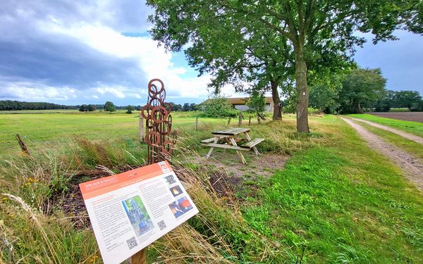 Das Kunstwerk "Von der Sonne geküsst" mit Rastplatz am NORDPFAD Kuhbach-Oste