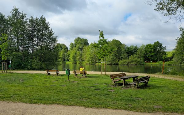 Für ein Picknick am Strand stehen Tische und Bänke bereit