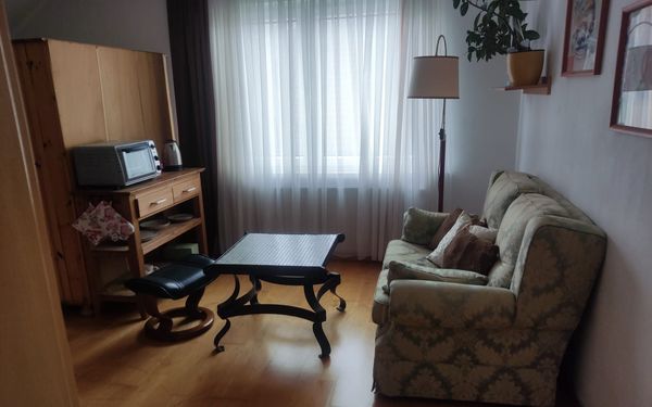 Sitzbereich im Doppelzimmer der Unterkunft Mau