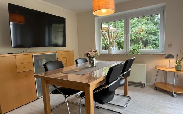 Essbereich im Wohnzimmer der Ferienwohnung Am Wald