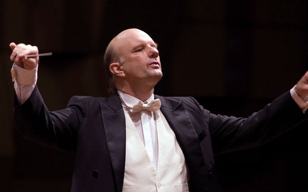 Volker Hartung der Dirigent der Jungen Philharmonie Köln