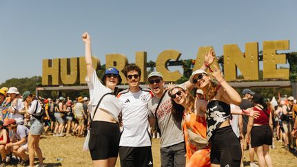 Fünf Musikfans vor dem Eingang vom Hurricane Festival