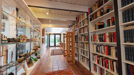 Eingangsflur mit Bücherwand im Haus Kreienhoop