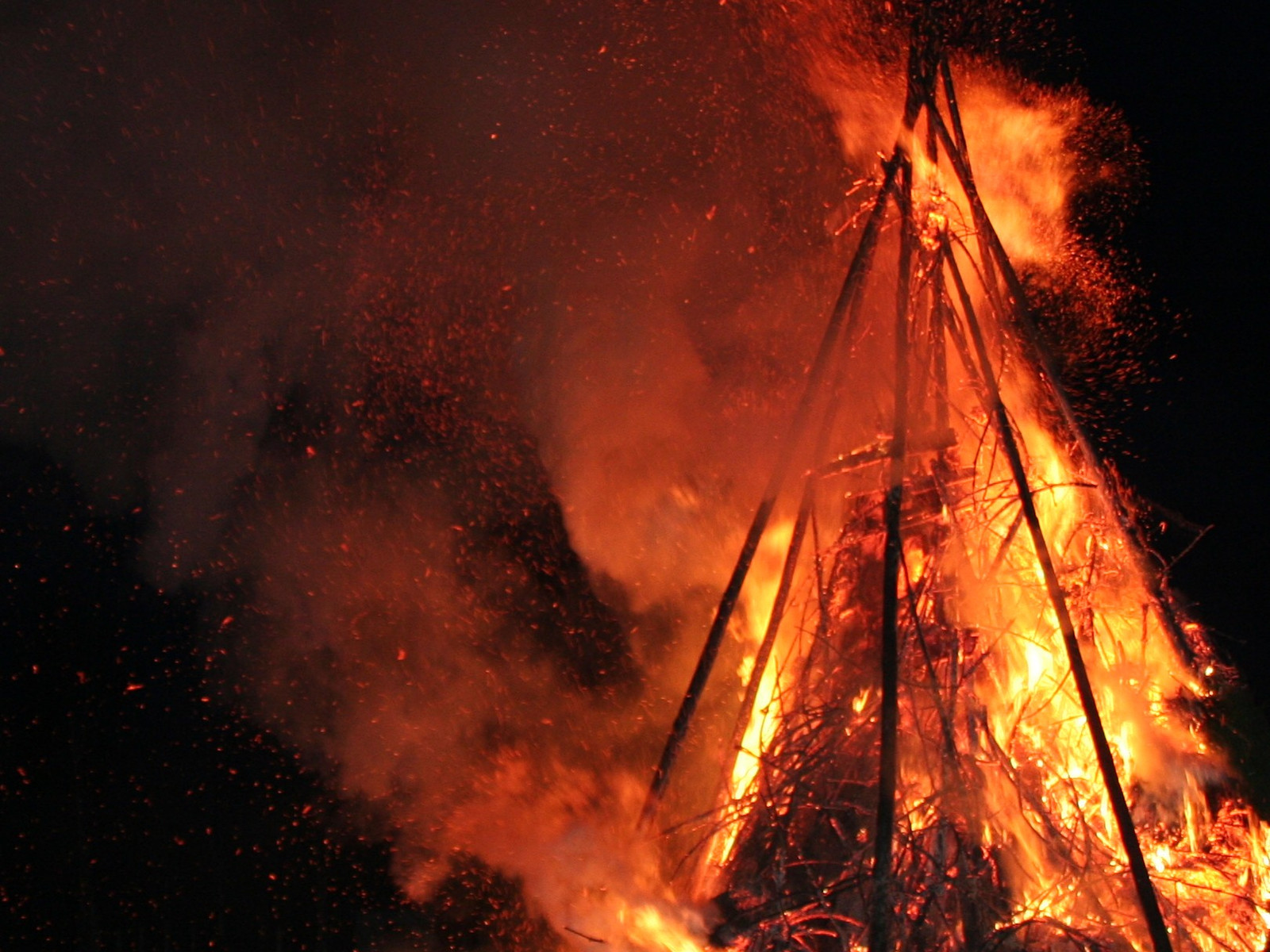 Osterfeuer in Tanne