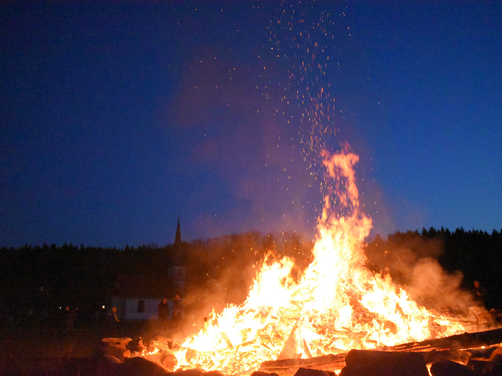 Osterfeuer in Elend