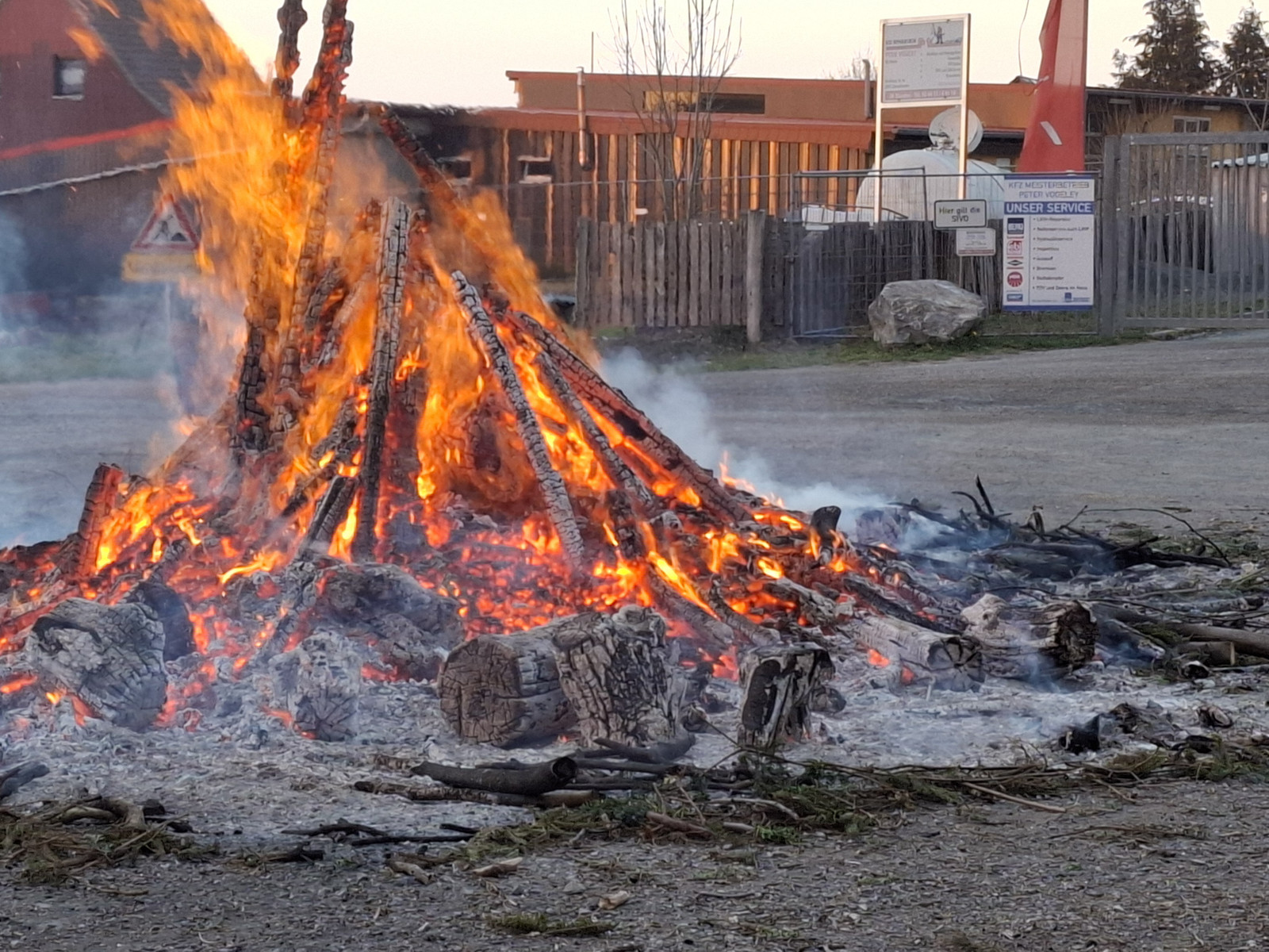 Osterfeuer auf Schützenplatz