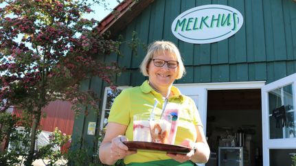 Vor dem Melkhus Scheeßel mit Frau Bassen