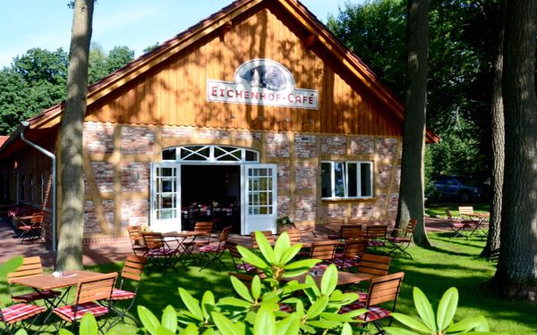 Außenplätze am Eichenhof-Café in Hellwege