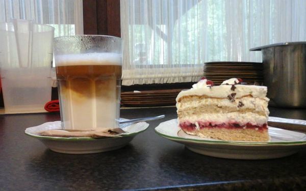 Natürlich gibt es im Café auch selbstgebackene Torten und leckere Kaffeespezialitäten