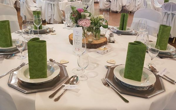 Gedeckter Tisch im Restaurant Heidejäger