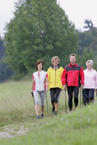 Nordic Walking auf dem Gesundheits - & Fitness-Parcours