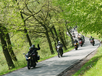 Mototrradfahrer am Nordufer des Schider-Sees