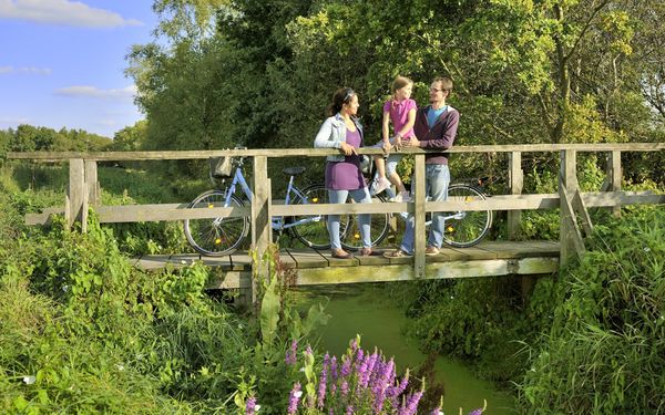 Familie erlebt während einer Radtour die Gnarrenburger Natur