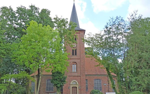 Frontale Außenansicht der Paulus-Kirche in Gnarrenburg