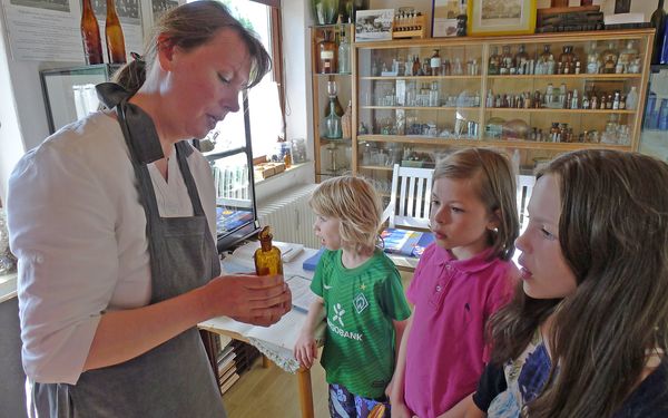 Drei Kinder im Gnarrenburger Glasmuseum
