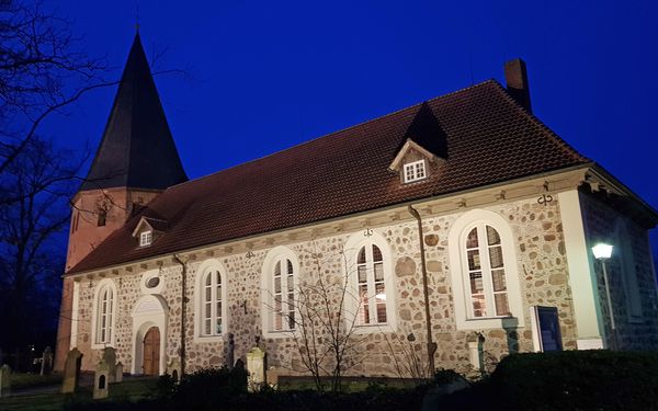 Zurück in Selsingen - die Feldsteinkirche St. Lamberti im Abendglanz