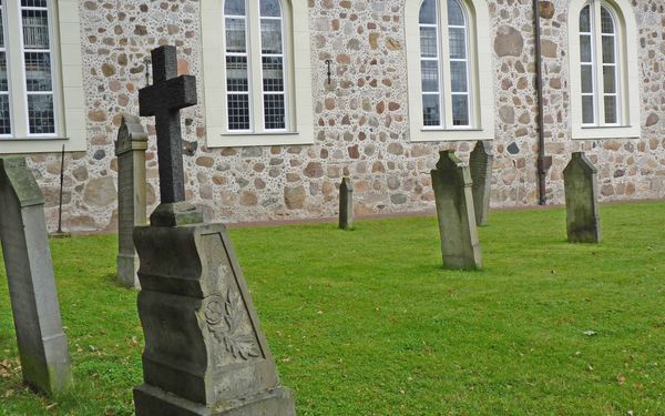 Auch der alte Friedhof mit den alten GrabSteinen ... ist eine Entdeckungstour wert