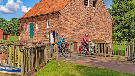 Radfahrerinnen an der Wassermühle Bademühlen