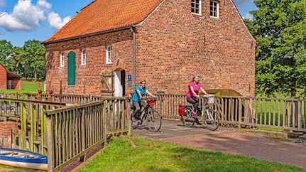Radfahrerinnen an der Wassermühle Bademühlen