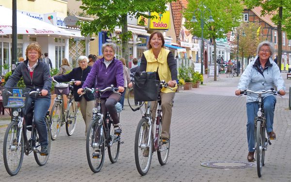 Fahrradgruppe in der Fußgängerzone von Rotenburg (Wümme)