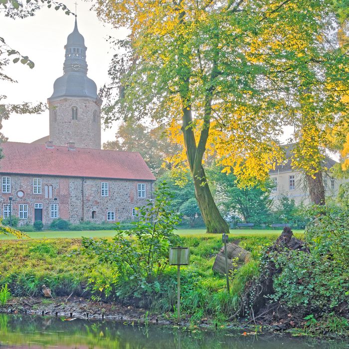 Das Kloster Zeven eingebette im Stadtpark-Grün