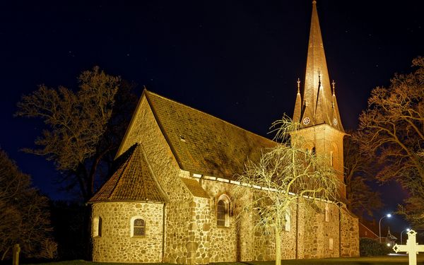 Die St.-Viti-Kirche Heeslingen im abendlichen Glanz