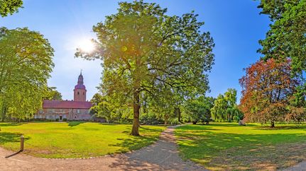 Zevener Stadtpark mit Museum Kloster Zeven im Hintergrund
